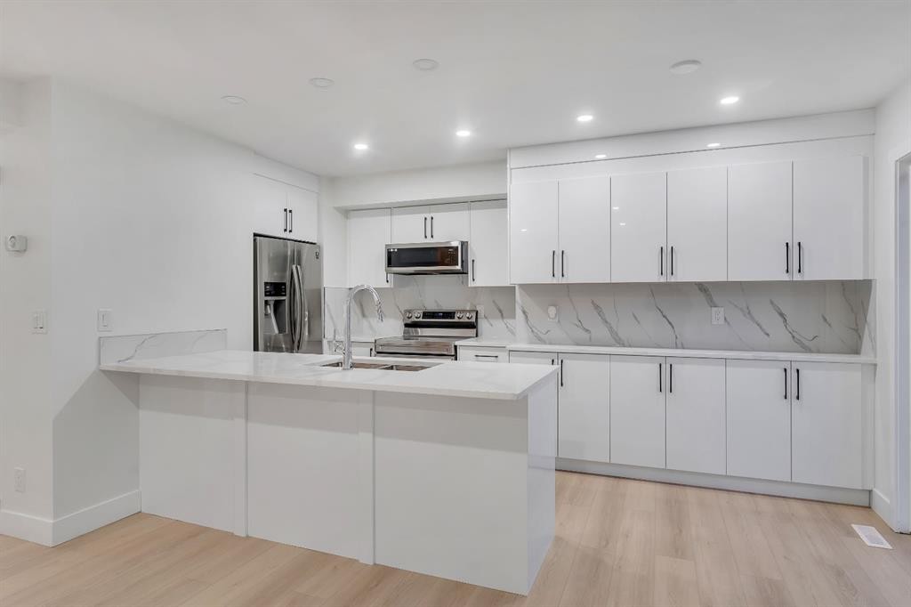 52 Saddlecreek Terrace, Calgary, AB - Indoor Photo Showing Kitchen