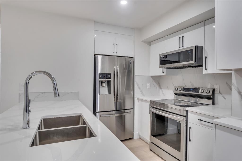 52 Saddlecreek Terrace, Calgary, AB - Indoor Photo Showing Kitchen With Double Sink With Upgraded Kitchen