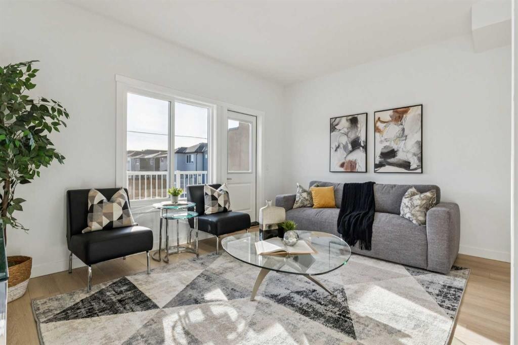 203-95 Saddlecrest Circle Ne, Calgary, AB - Indoor Photo Showing Living Room