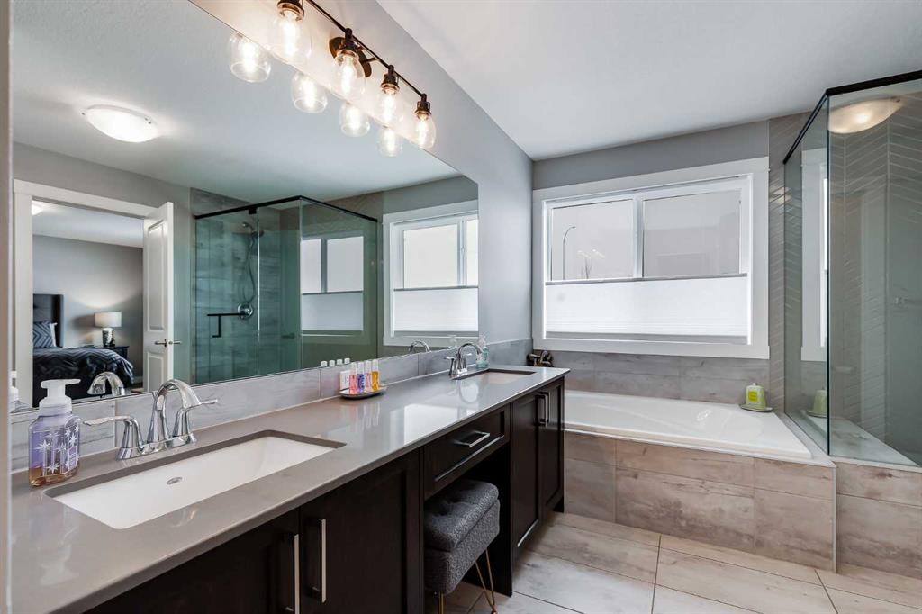 230 Nolanhurst Bay Nw, Calgary, AB - Indoor Photo Showing Bathroom