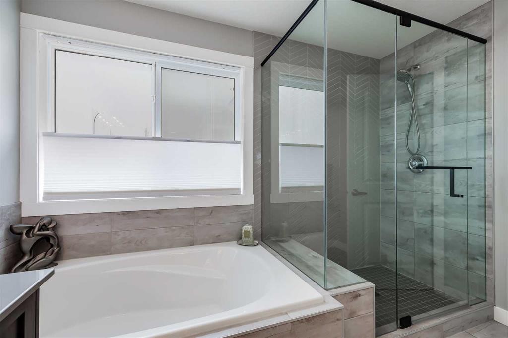 230 Nolanhurst Bay Nw, Calgary, AB - Indoor Photo Showing Bathroom