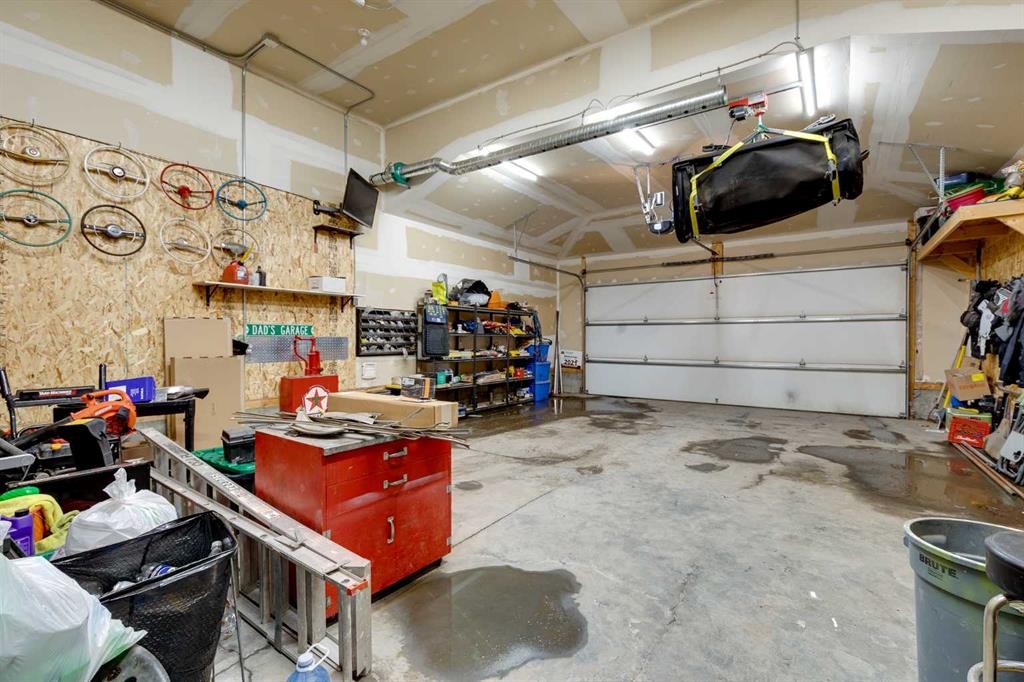 230 Nolanhurst Bay Nw, Calgary, AB - Indoor Photo Showing Garage