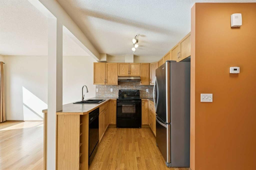 39 Country Village Circle Ne, Calgary, AB - Indoor Photo Showing Kitchen