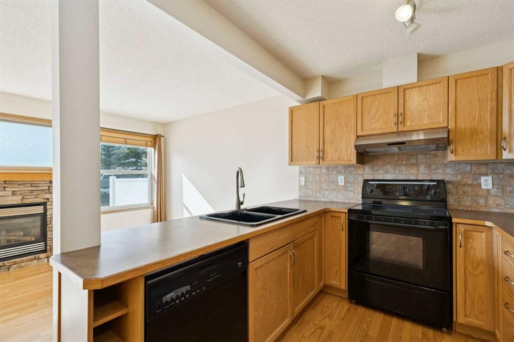 39 Country Village Circle Ne, Calgary, AB - Indoor Photo Showing Kitchen With Double Sink