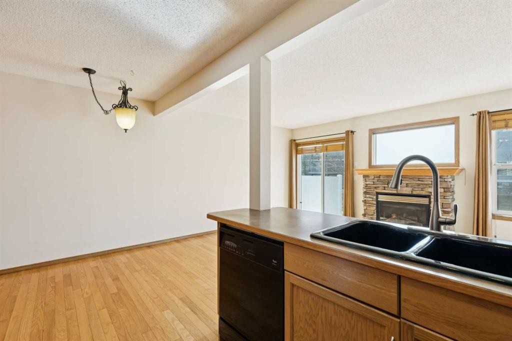 39 Country Village Circle Ne, Calgary, AB - Indoor Photo Showing Kitchen With Double Sink
