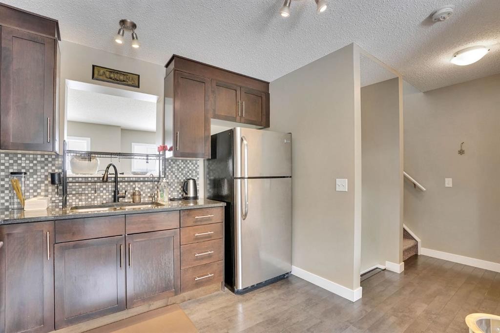 39 Panatella Road Nw, Calgary, AB - Indoor Photo Showing Kitchen