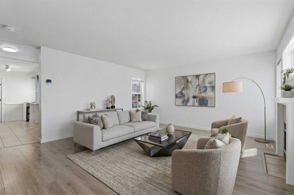 1-12 Silver Creek Boulevard Nw, Airdrie, AB - Indoor Photo Showing Living Room