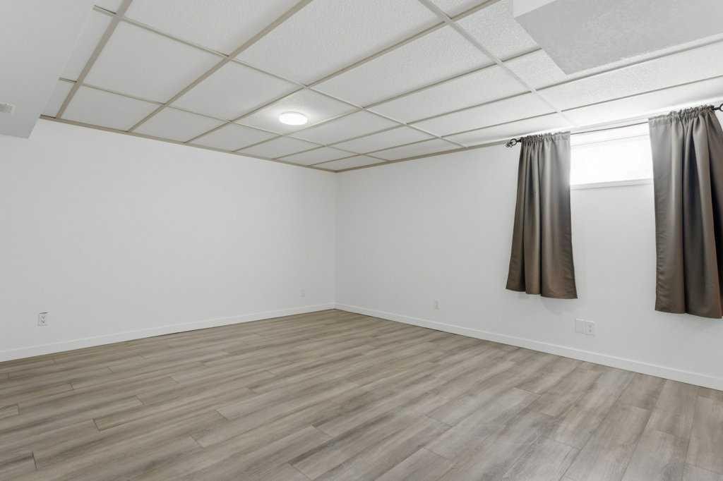 1-12 Silver Creek Boulevard Nw, Airdrie, AB - Indoor Photo Showing Other Room