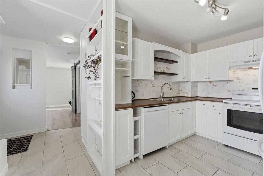 1-12 Silver Creek Boulevard Nw, Airdrie, AB - Indoor Photo Showing Kitchen