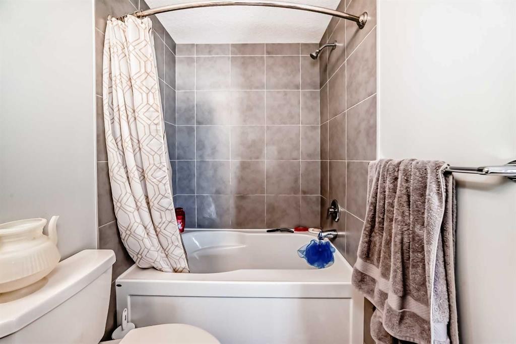 948 West Lakeview Drive, Chestermere, AB - Indoor Photo Showing Bathroom