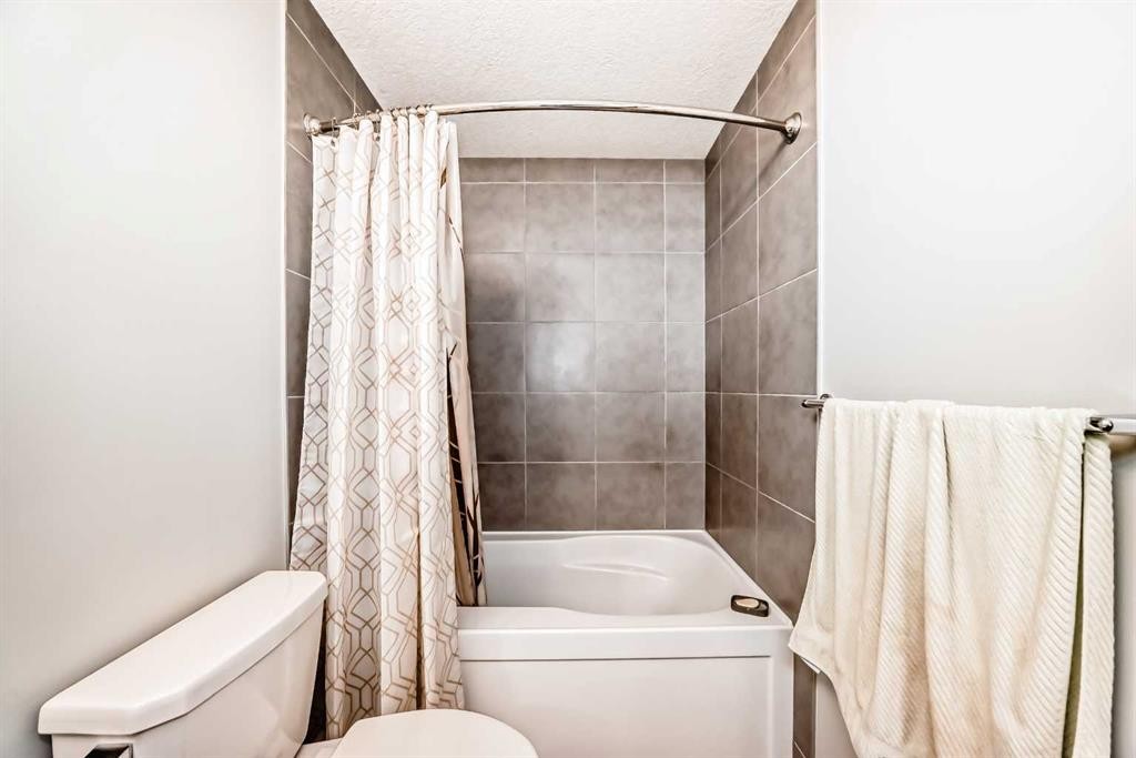 948 West Lakeview Drive, Chestermere, AB - Indoor Photo Showing Bathroom