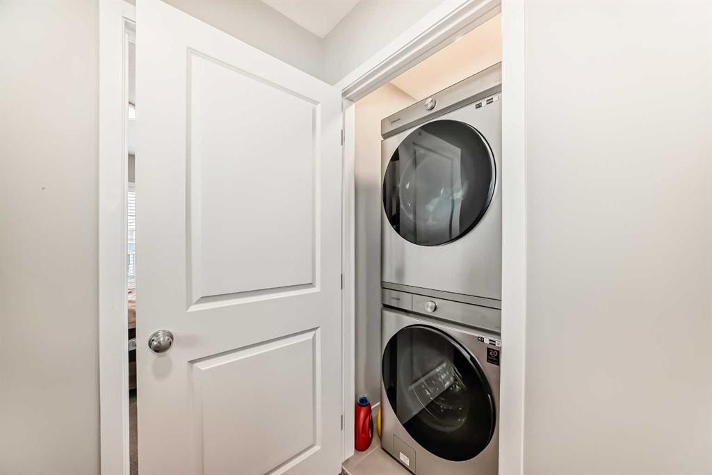 948 West Lakeview Drive, Chestermere, AB - Indoor Photo Showing Laundry Room