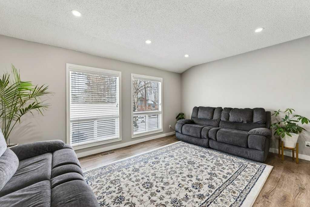 96 Templehill Drive Ne, Calgary, AB - Indoor Photo Showing Living Room