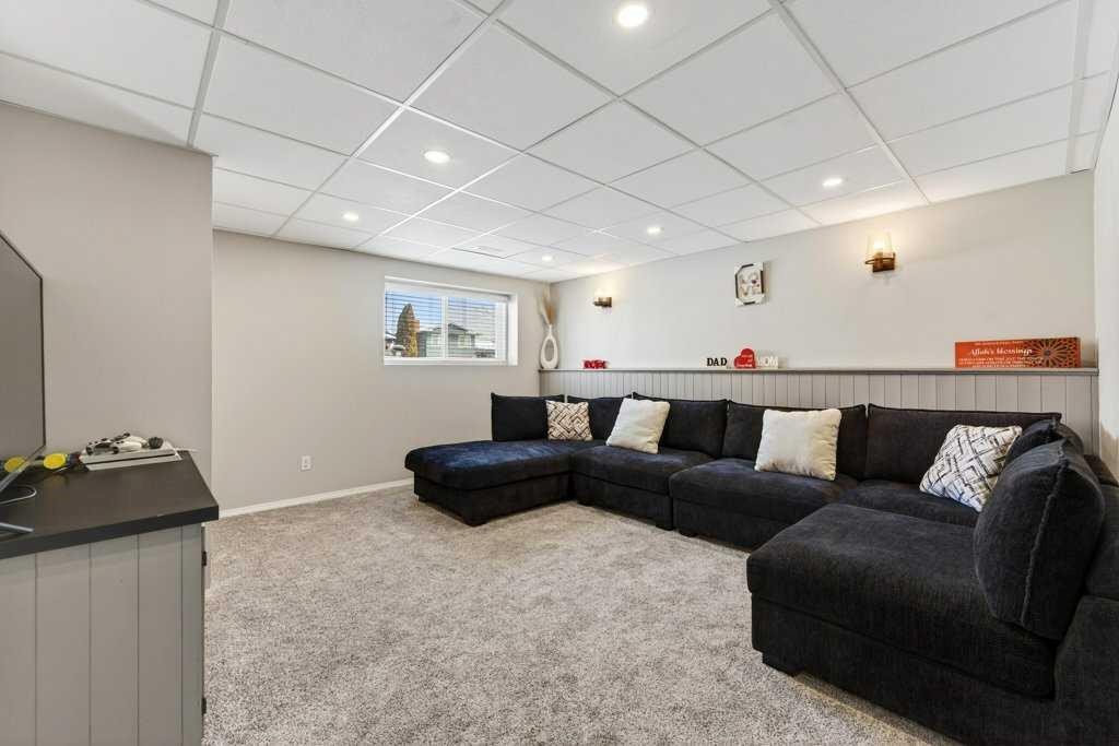 96 Templehill Drive Ne, Calgary, AB - Indoor Photo Showing Living Room