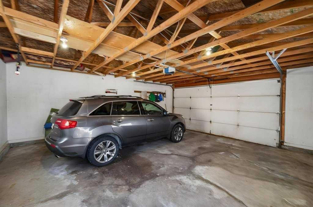 96 Templehill Drive Ne, Calgary, AB - Indoor Photo Showing Garage