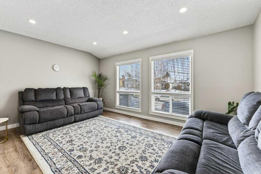 96 Templehill Drive Ne, Calgary, AB - Indoor Photo Showing Living Room