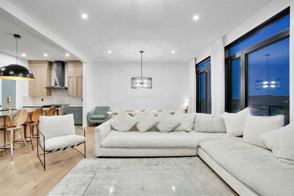 54 Calhoun Crescent Ne, Calgary, AB - Indoor Photo Showing Living Room