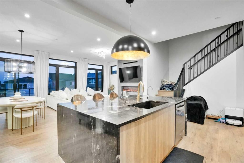 54 Calhoun Crescent Ne, Calgary, AB - Indoor Photo Showing Kitchen With Upgraded Kitchen