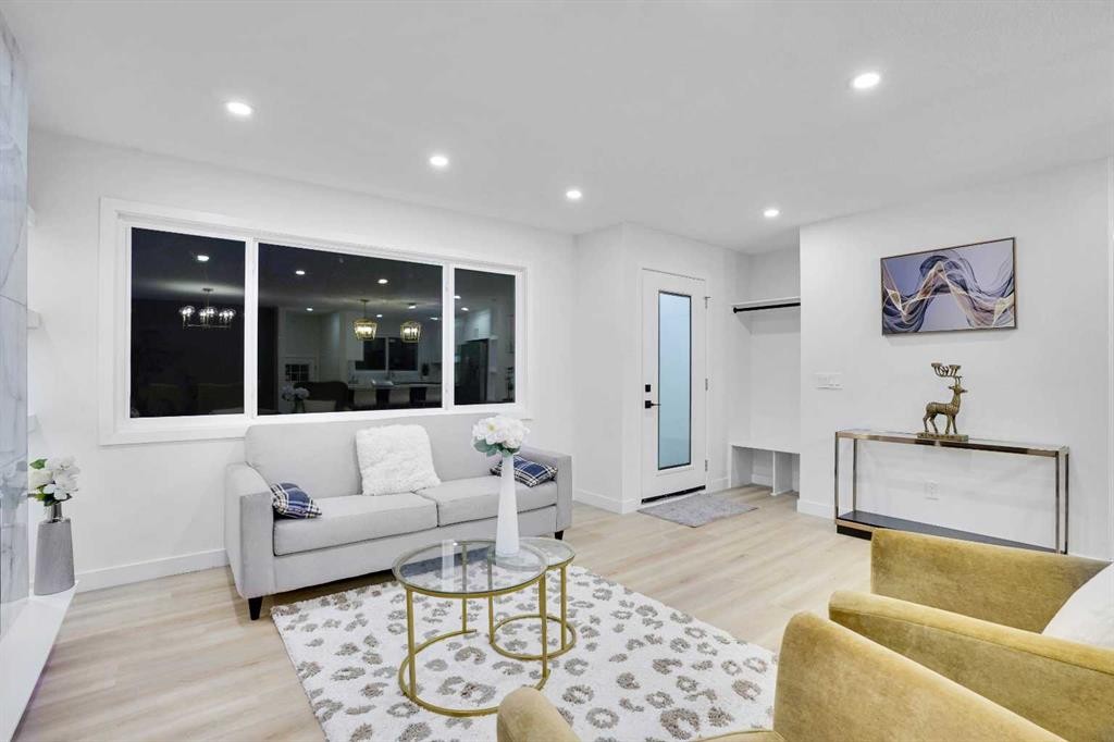 52 Franklin Drive Se, Calgary, AB - Indoor Photo Showing Living Room