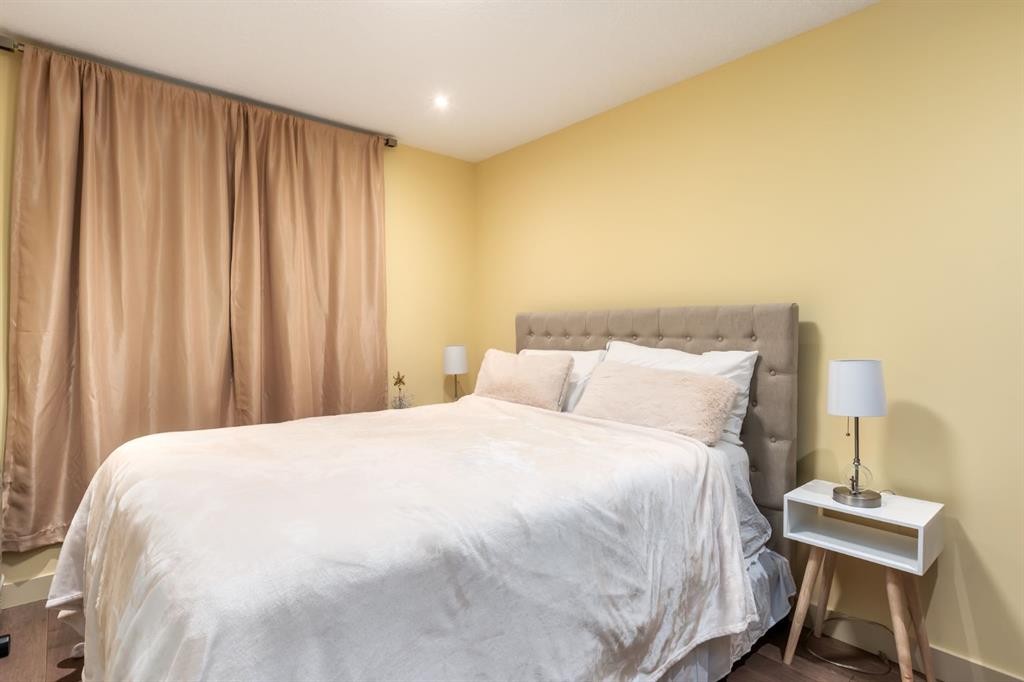 401 Marina Drive, Chestermere, AB - Indoor Photo Showing Bedroom