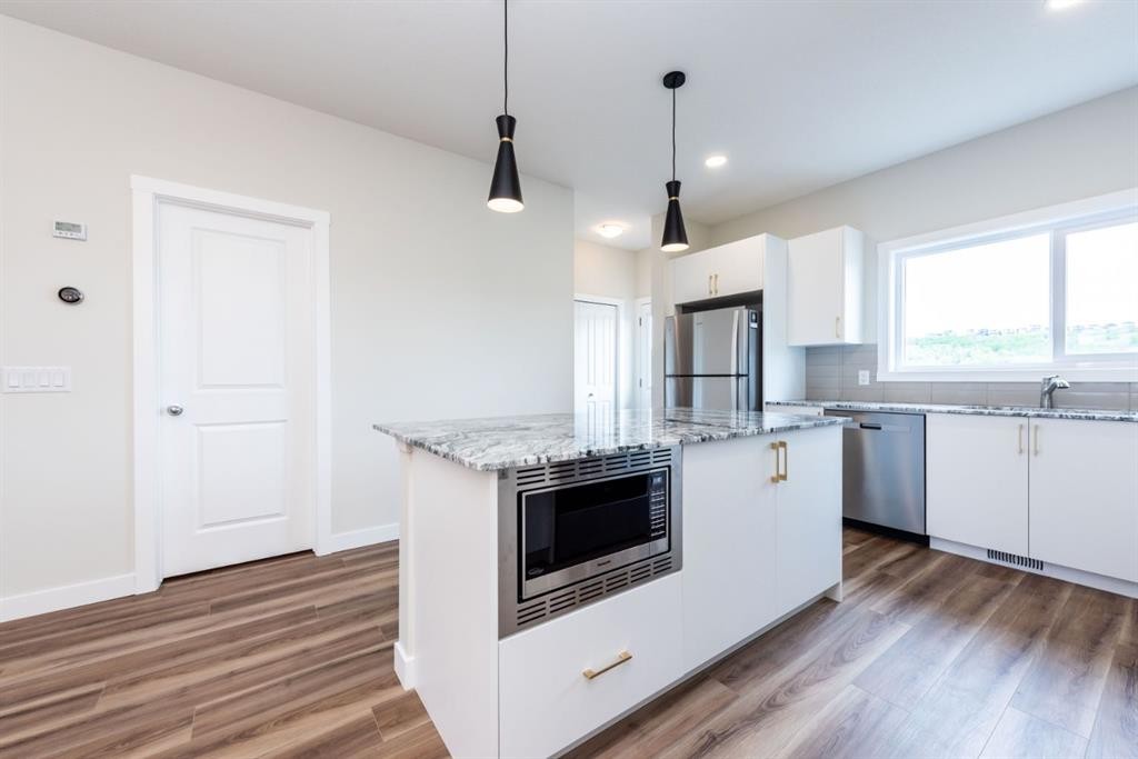 671 Wolf Willow Boulevard Se, Calgary, AB - Indoor Photo Showing Kitchen With Stainless Steel Kitchen With Upgraded Kitchen