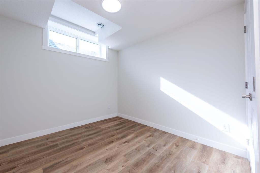 671 Wolf Willow Boulevard Se, Calgary, AB - Indoor Photo Showing Other Room