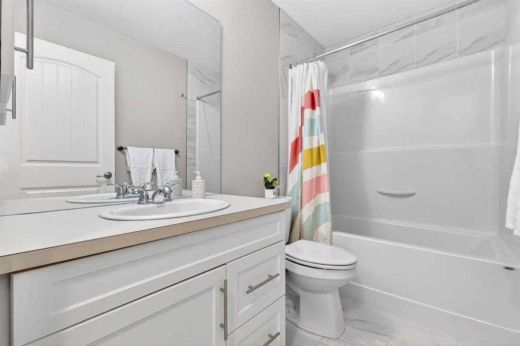 9 Legacy Lane Se, Calgary, AB - Indoor Photo Showing Bathroom