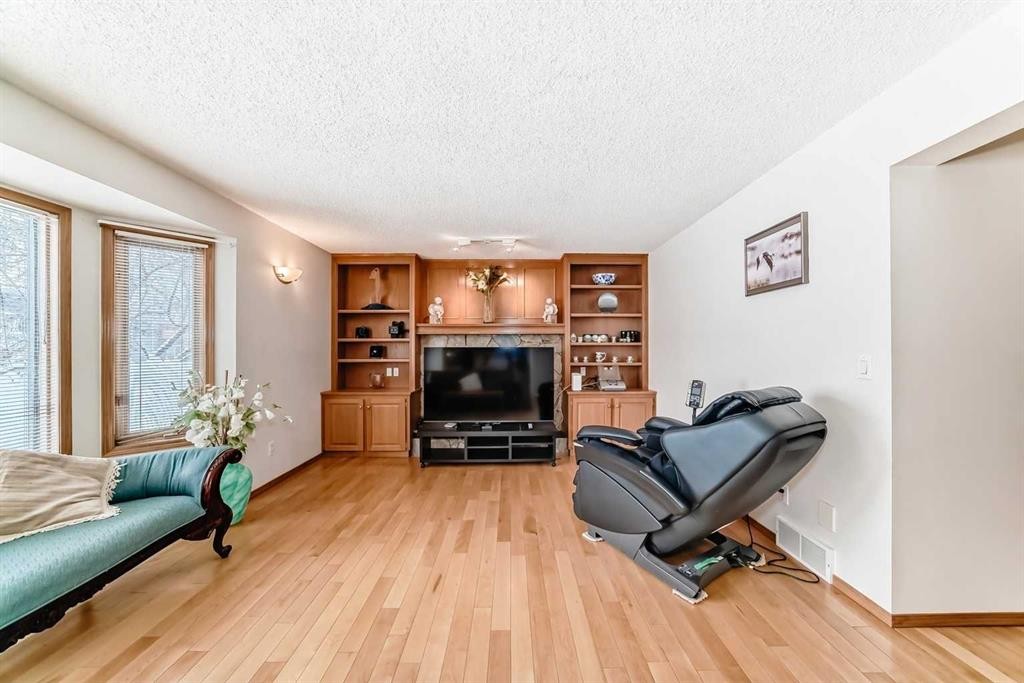 223 Hawkstone Close Nw, Calgary, AB - Indoor Photo Showing Living Room