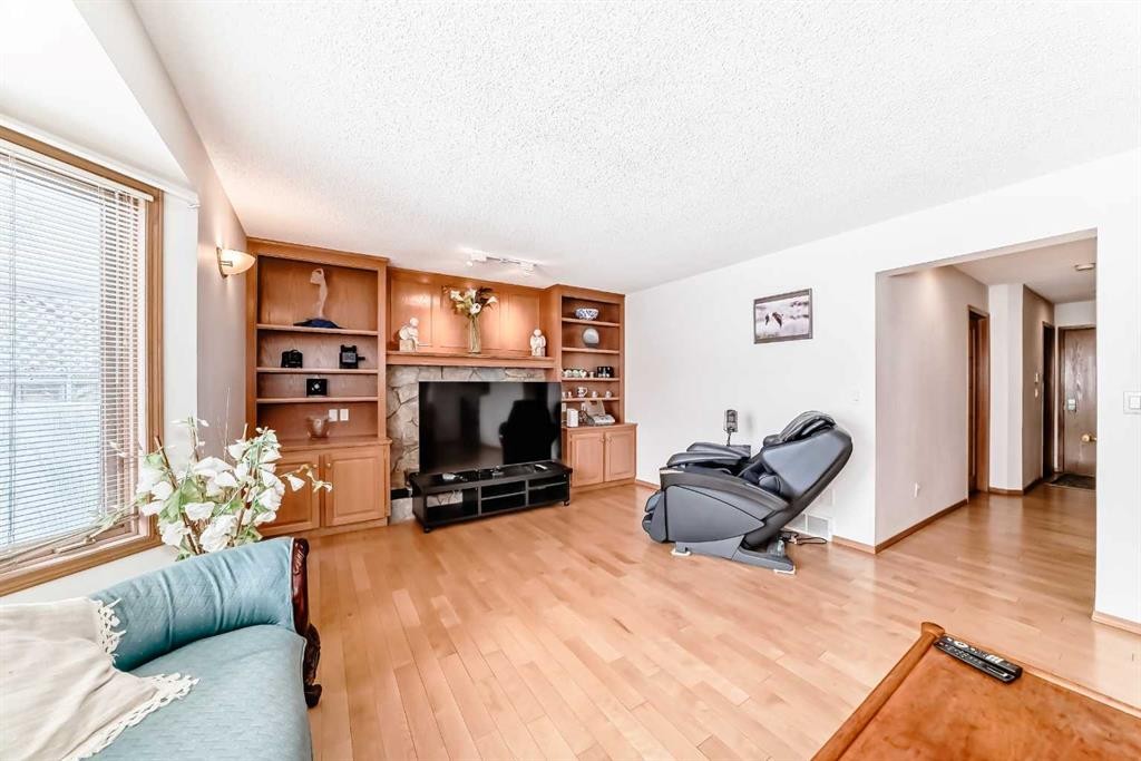 223 Hawkstone Close Nw, Calgary, AB - Indoor Photo Showing Living Room