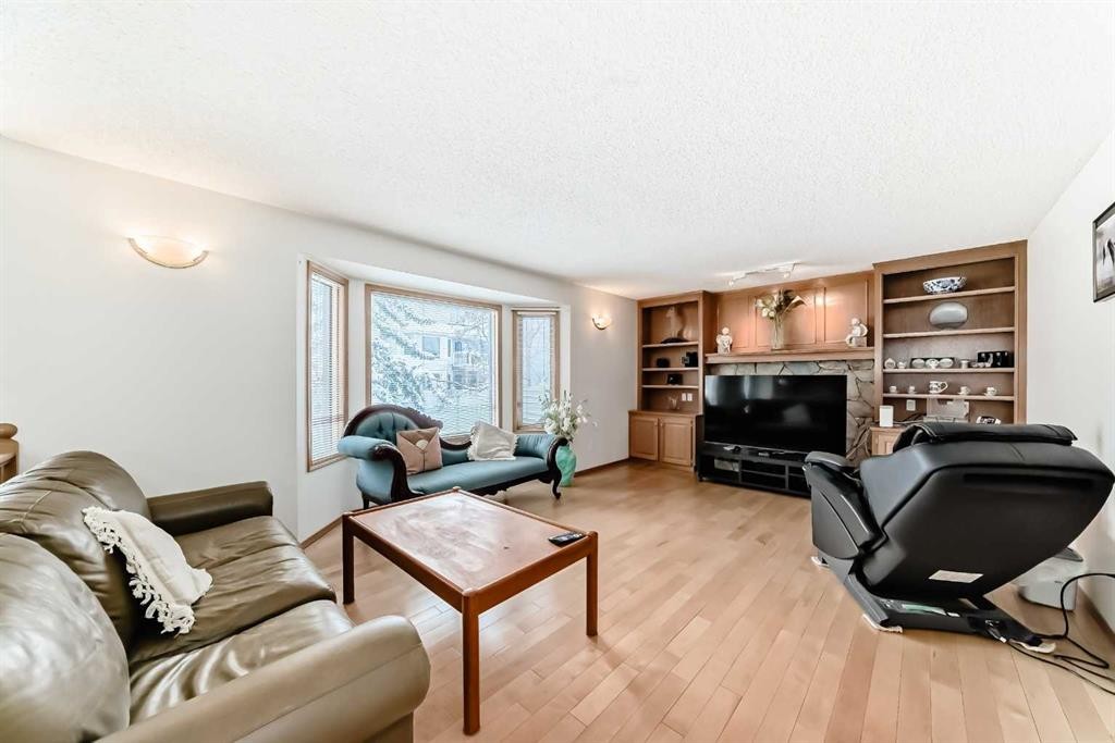 223 Hawkstone Close Nw, Calgary, AB - Indoor Photo Showing Living Room