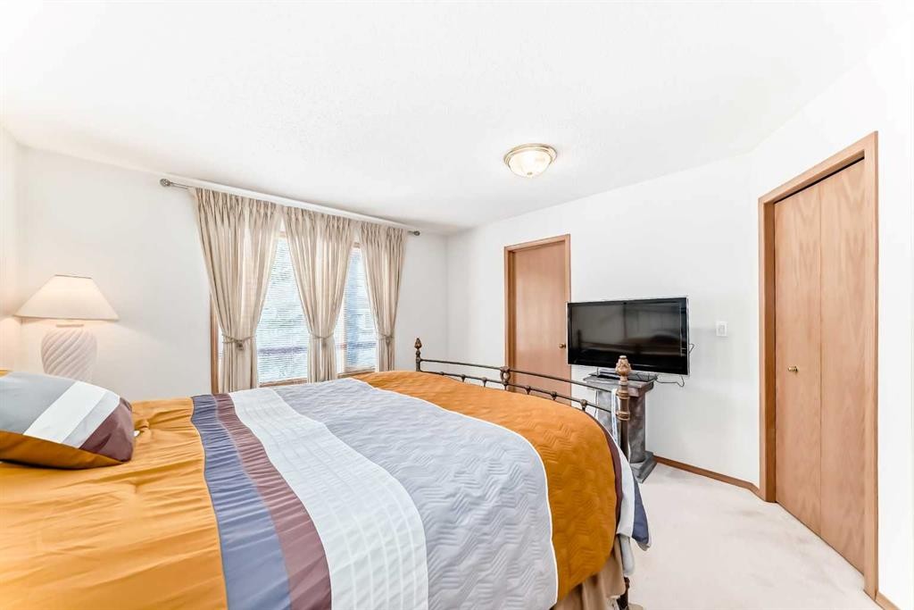 223 Hawkstone Close Nw, Calgary, AB - Indoor Photo Showing Bedroom