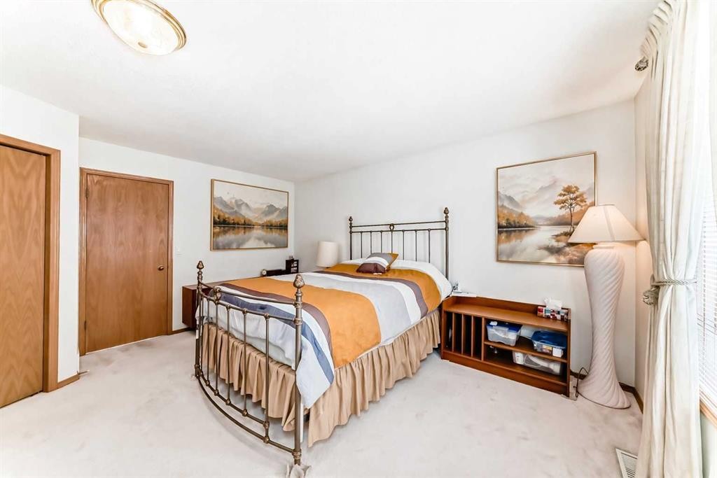 223 Hawkstone Close Nw, Calgary, AB - Indoor Photo Showing Bedroom