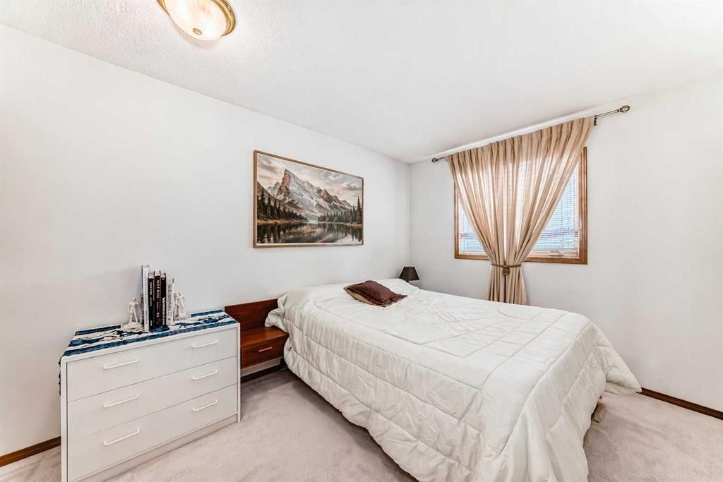 223 Hawkstone Close Nw, Calgary, AB - Indoor Photo Showing Bedroom