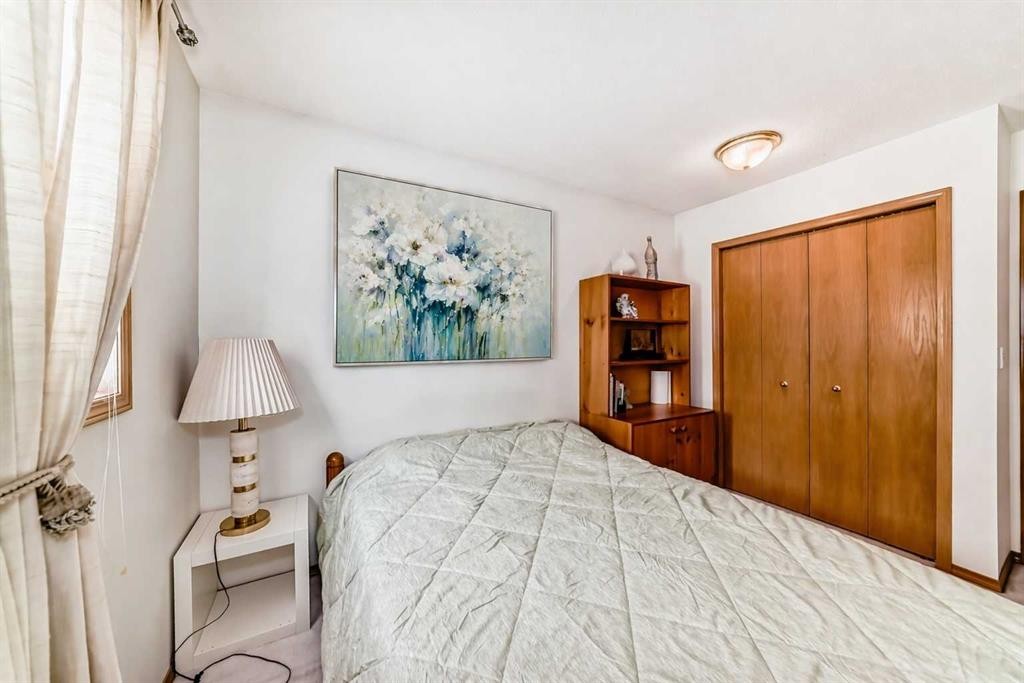 223 Hawkstone Close Nw, Calgary, AB - Indoor Photo Showing Bedroom