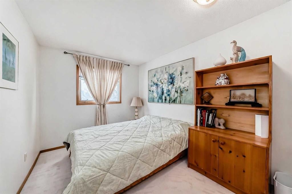 223 Hawkstone Close Nw, Calgary, AB - Indoor Photo Showing Bedroom