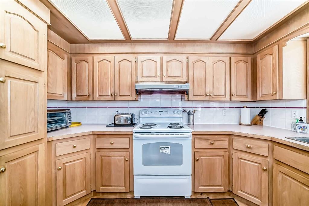223 Hawkstone Close Nw, Calgary, AB - Indoor Photo Showing Kitchen