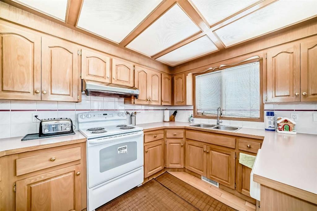 223 Hawkstone Close Nw, Calgary, AB - Indoor Photo Showing Kitchen With Double Sink