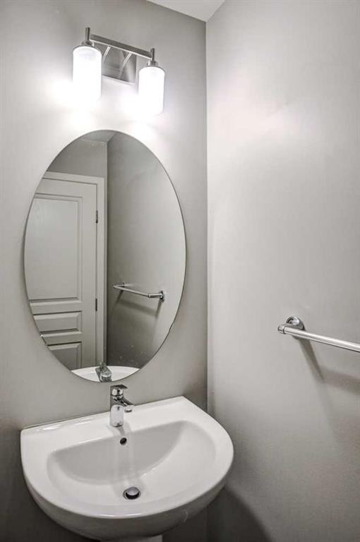 195 Masters Avenue Se, Calgary, AB - Indoor Photo Showing Bathroom