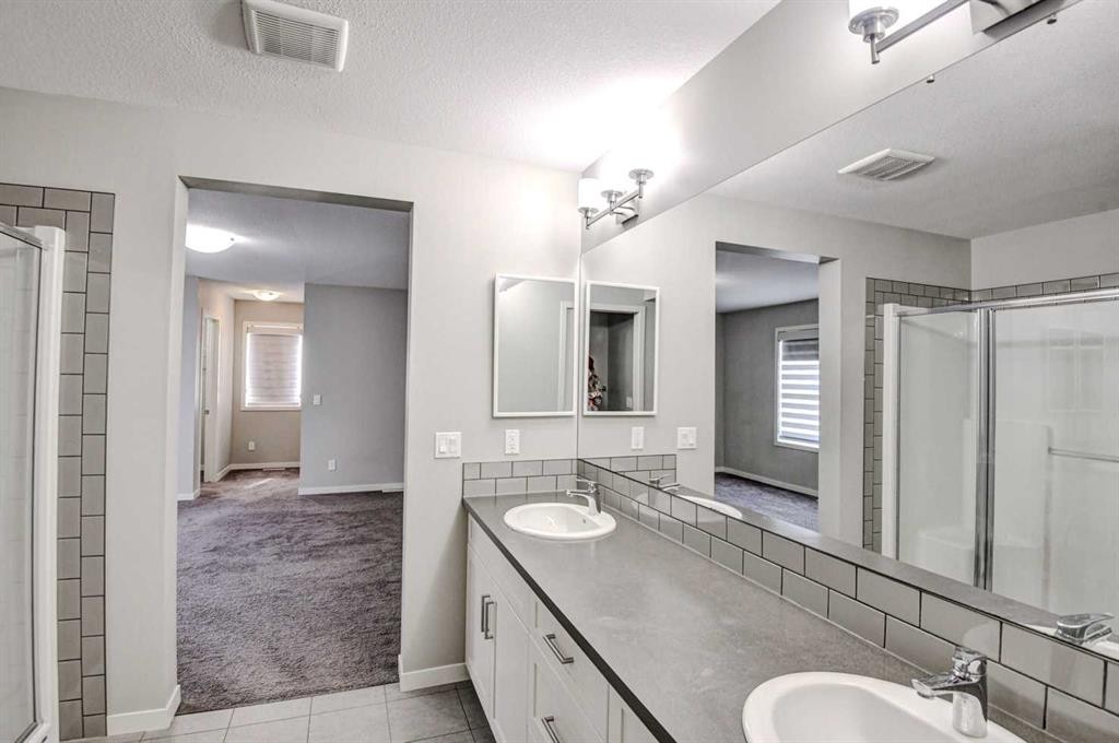 195 Masters Avenue Se, Calgary, AB - Indoor Photo Showing Bathroom