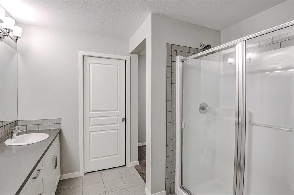 195 Masters Avenue Se, Calgary, AB - Indoor Photo Showing Bathroom