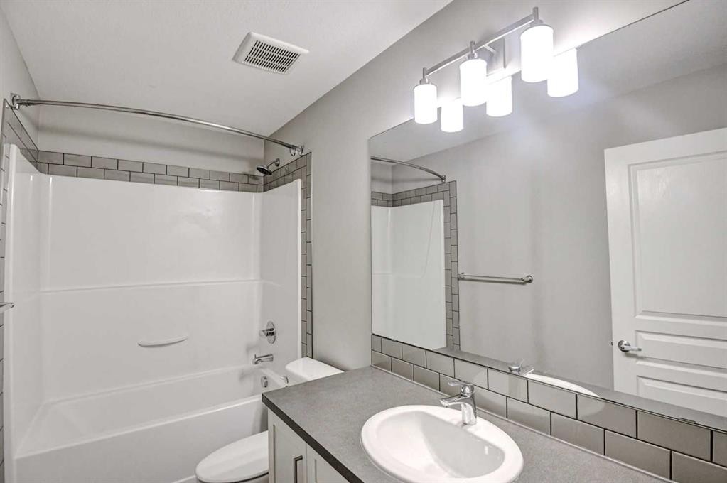 195 Masters Avenue Se, Calgary, AB - Indoor Photo Showing Bathroom