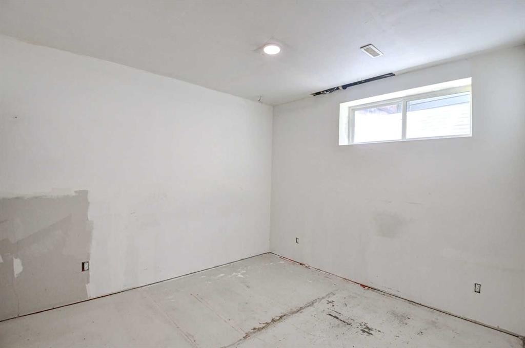 195 Masters Avenue Se, Calgary, AB - Indoor