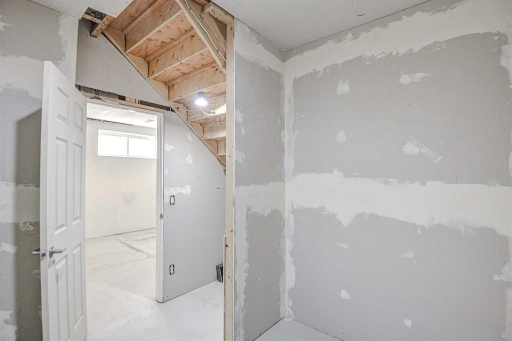 195 Masters Avenue Se, Calgary, AB - Indoor