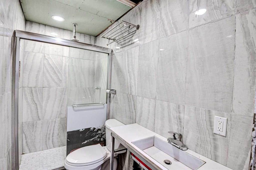195 Masters Avenue Se, Calgary, AB - Indoor Photo Showing Bathroom