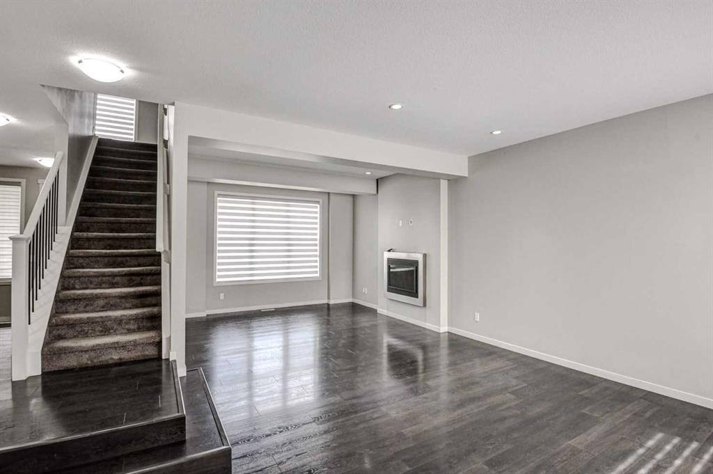 195 Masters Avenue Se, Calgary, AB - Indoor Photo Showing Other Room