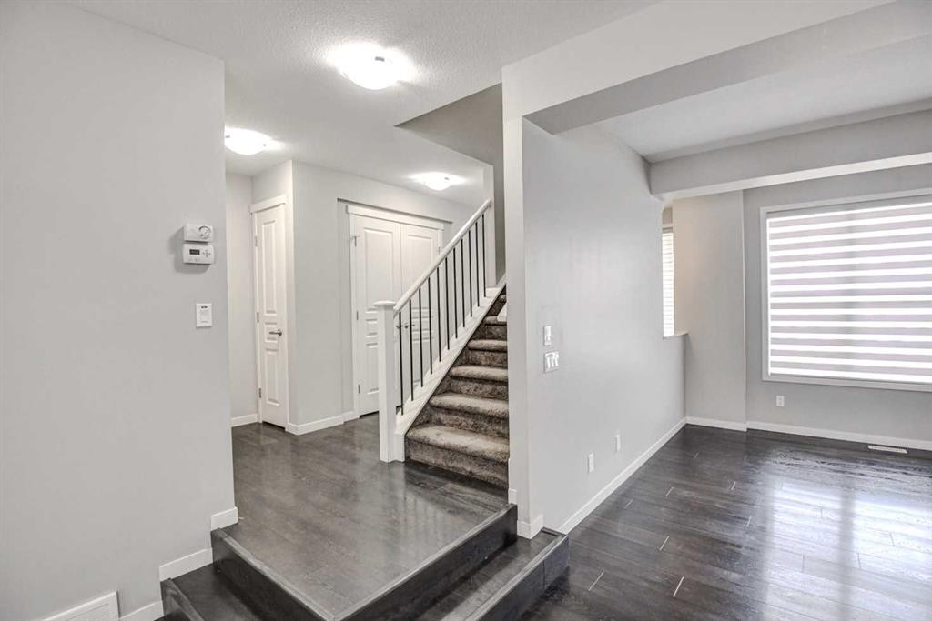 195 Masters Avenue Se, Calgary, AB - Indoor Photo Showing Other Room