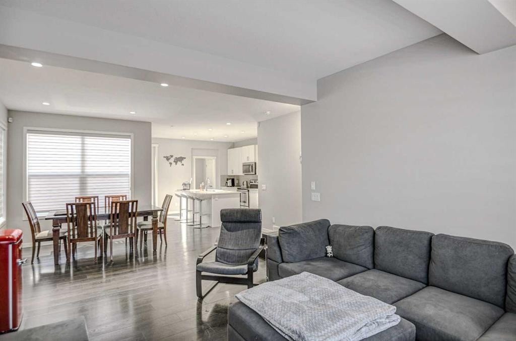 195 Masters Avenue Se, Calgary, AB - Indoor Photo Showing Living Room