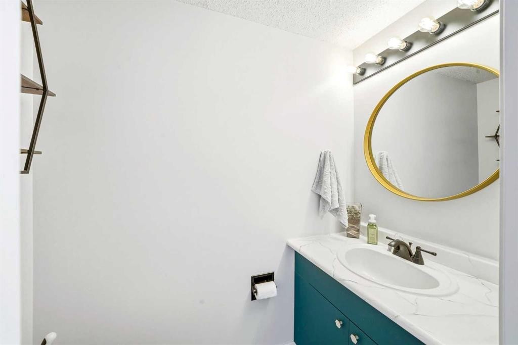 773 Kingsmere Crescent Sw, Calgary, AB - Indoor Photo Showing Bathroom