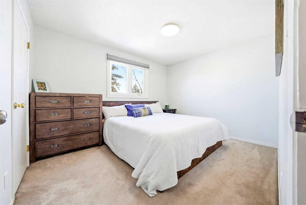773 Kingsmere Crescent Sw, Calgary, AB - Indoor Photo Showing Bedroom