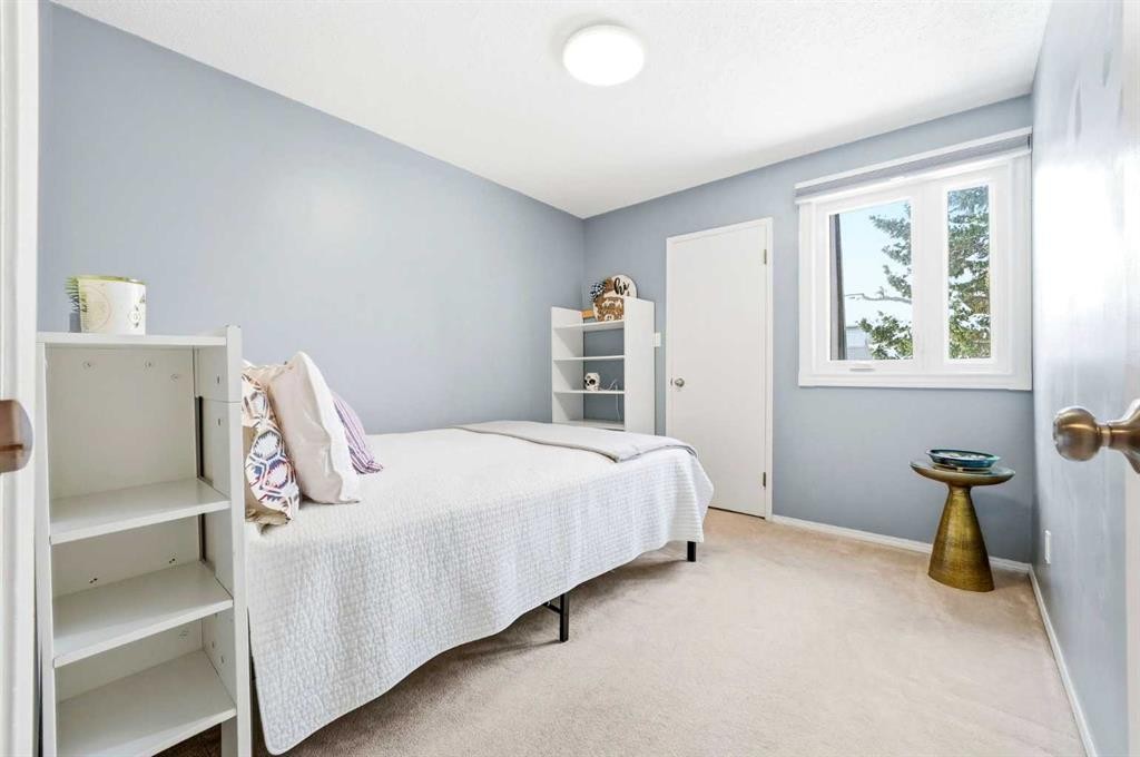 773 Kingsmere Crescent Sw, Calgary, AB - Indoor Photo Showing Bedroom